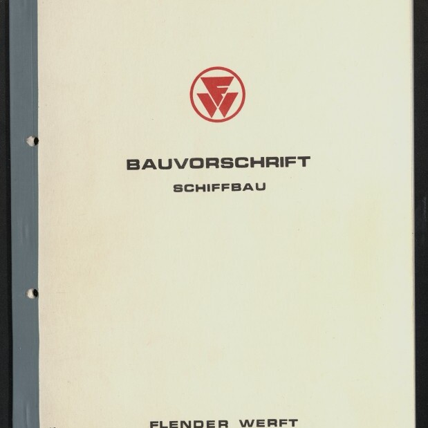 Cremefarbenes Deckblatt eines Handbuchs mit grauem Buchrücken links, rotem Rundlogo oben, dem Titel ‚BAUVORSCHRIFT SCHIFFBAU‘ in schwarzer Blockschrift in der Mitte und dem Verlagsnamen ‚FLENDER WERFT‘ am unteren Rand.