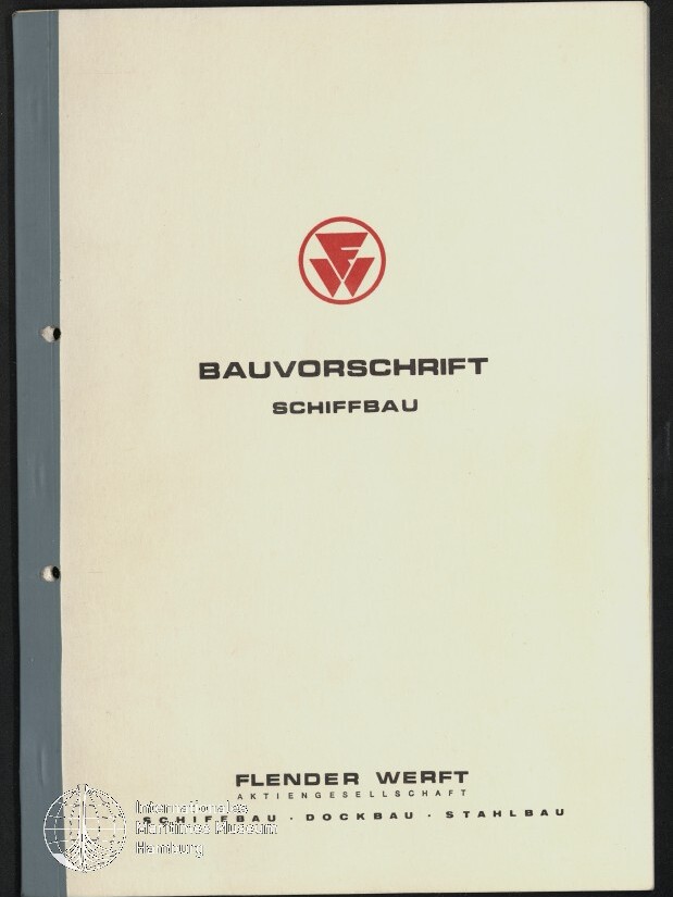 Cremefarbenes Deckblatt eines Handbuchs mit grauem Buchrücken links, rotem Rundlogo oben, dem Titel ‚BAUVORSCHRIFT SCHIFFBAU‘ in schwarzer Blockschrift in der Mitte und dem Verlagsnamen ‚FLENDER WERFT‘ am unteren Rand.