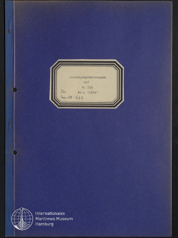 Blaues Hefter-/Buchcover mit mittig klebendem weißem Etikett, auf dem in deutscher Schrift „Schwingungsmessungen auf S. 744 M.S. ‚ISTRA‘ Inv.-Nr. 633“ steht; links zwei Lochungen am Rand und unten links weißes Logo des Internationalen Maritimen Museums Hamburg.