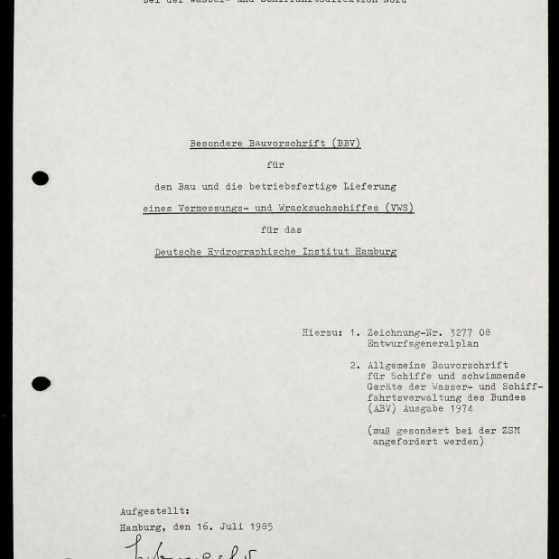 Schwarz-weiße Fotografie einer typografischen Titelseite eines offiziellen Dokuments der Wasser- und Schifffahrtsverwaltung des Bundes mit der Überschrift »Besondere Bauvorschrift (BBV)«, Detailangaben zum Vermessungs- und Wracksuchschiff, zwei Lochungen am linken Rand, handschriftlicher Unterschrift mit Datum »Hamburg, den 16. Juli 1985« und Stempel/Logo des Internationalen Maritimen Museums Hamburg unten links.