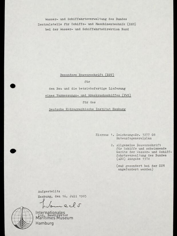 Schwarz-weiße Fotografie einer typografischen Titelseite eines offiziellen Dokuments der Wasser- und Schifffahrtsverwaltung des Bundes mit der Überschrift »Besondere Bauvorschrift (BBV)«, Detailangaben zum Vermessungs- und Wracksuchschiff, zwei Lochungen am linken Rand, handschriftlicher Unterschrift mit Datum »Hamburg, den 16. Juli 1985« und Stempel/Logo des Internationalen Maritimen Museums Hamburg unten links.