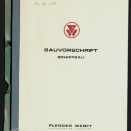 Gebundenes Handbuch mit cremefarbenem Einband, oben handschriftlicher Vermerk ‚Unterschriebene Bauvorschrift‘, mittig rotes Firmenlogo und Titel ‚BAUVORSCHRIFT SCHIFFBAU‘, links grüne Leinenbindung und unten Verlagsangabe ‚FLENDER WERFT‘ sowie Museumsstempel unten links.