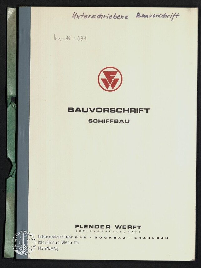 Gebundenes Handbuch mit cremefarbenem Einband, oben handschriftlicher Vermerk ‚Unterschriebene Bauvorschrift‘, mittig rotes Firmenlogo und Titel ‚BAUVORSCHRIFT SCHIFFBAU‘, links grüne Leinenbindung und unten Verlagsangabe ‚FLENDER WERFT‘ sowie Museumsstempel unten links.