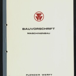 Weiße Titelseite einer technischen Vorschrift mit rotem Kreislogo oben, mittig der Titel ‚BAUVORSCHRIFT‘ und darunter ‚MASCHINENBAU‘, blauem Buchrücken links mit zwei Lochungen und dem Verlegernamen ‚FLENDER WERFT‘ am unteren Rand.