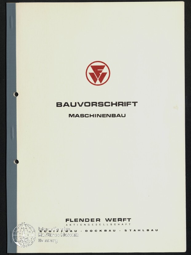 Weiße Titelseite einer technischen Vorschrift mit rotem Kreislogo oben, mittig der Titel ‚BAUVORSCHRIFT‘ und darunter ‚MASCHINENBAU‘, blauem Buchrücken links mit zwei Lochungen und dem Verlegernamen ‚FLENDER WERFT‘ am unteren Rand.