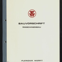 Deckblatt eines weißen Handbuchs mit rotem Firmenlogo oben, der Überschrift BAUVORSCHRIFT und dem Untertitel MASCHINENBAU in der Mitte, einem grauen linken Buchrücken mit zwei Lochungen und dem Firmennamen FLENDER WERFT unten.