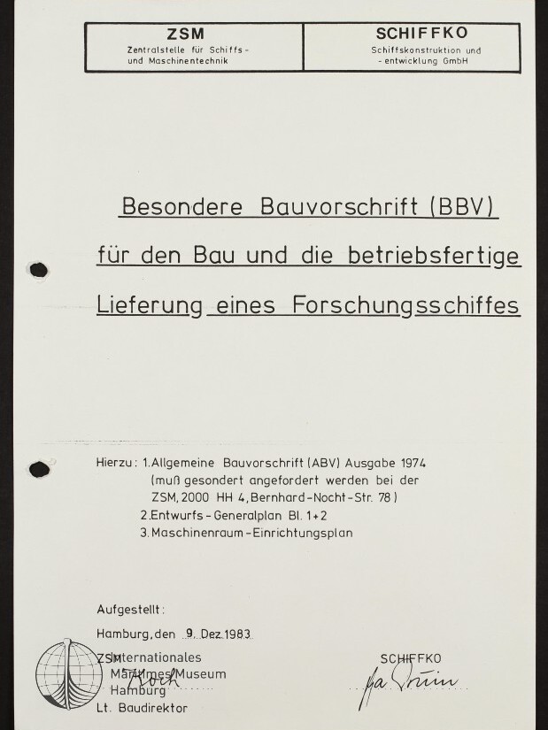 Deckblatt einer technischen Vorschrift auf weißem Papier mit Kopfzeile ZSM und SCHIFFKO, zentralem Titel ‚Besondere Bauvorschrift (BBV) für den Bau und die betriebsfertige Lieferung eines Forschungsschiffes‘, zwei Lochungen am linken Rand, Stempel und handschriftliche Unterschrift unten sowie Datum ‚9. Dez. 1983‘.