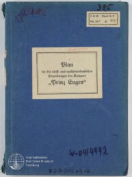 Blaues Heft mit zentralem cremefarbenem Etikett „Plan für die schiff- und maschinenbaulichen Erprobungen des Kreuzers ‚Prinz Eugen‘“, mehreren handschriftlichen Nummern und Stempeln sowie dem Logo des Internationalen Maritimen Museums Hamburg in der linken unteren Ecke.