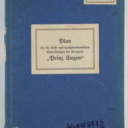 Blaues Heft mit zentralem cremefarbenem Etikett „Plan für die schiff- und maschinenbaulichen Erprobungen des Kreuzers ‚Prinz Eugen‘“, mehreren handschriftlichen Nummern und Stempeln sowie dem Logo des Internationalen Maritimen Museums Hamburg in der linken unteren Ecke.