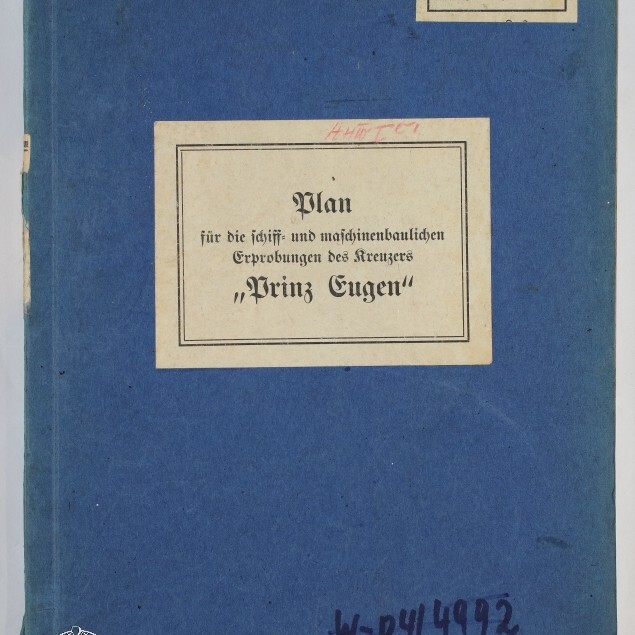Blaues Heft mit zentralem cremefarbenem Etikett „Plan für die schiff- und maschinenbaulichen Erprobungen des Kreuzers ‚Prinz Eugen‘“, mehreren handschriftlichen Nummern und Stempeln sowie dem Logo des Internationalen Maritimen Museums Hamburg in der linken unteren Ecke.