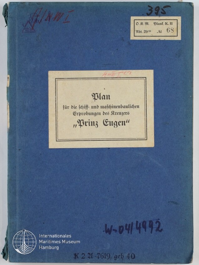 Blaues Heft mit zentralem cremefarbenem Etikett „Plan für die schiff- und maschinenbaulichen Erprobungen des Kreuzers ‚Prinz Eugen‘“, mehreren handschriftlichen Nummern und Stempeln sowie dem Logo des Internationalen Maritimen Museums Hamburg in der linken unteren Ecke.