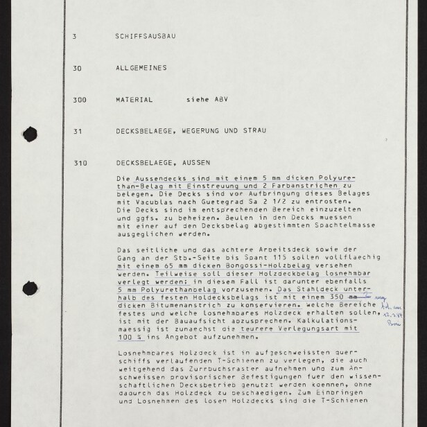 Schwarz-weiß-Fotokopie einer deutschen Schiffbauanweisung mit Kopfzeile 'ZSM SCHIFFKO', Abschnittstiteln wie 'SCHIFFSAUSBAU' und 'DECKSBELEGE, AUSSEN', maschinengeschriebenem Fließtext, Lochstanz links, Stempel des Internationalen Maritimen Museums Hamburg und handschriftlichen Notizen sowie Datumsangabe am unteren Rand.