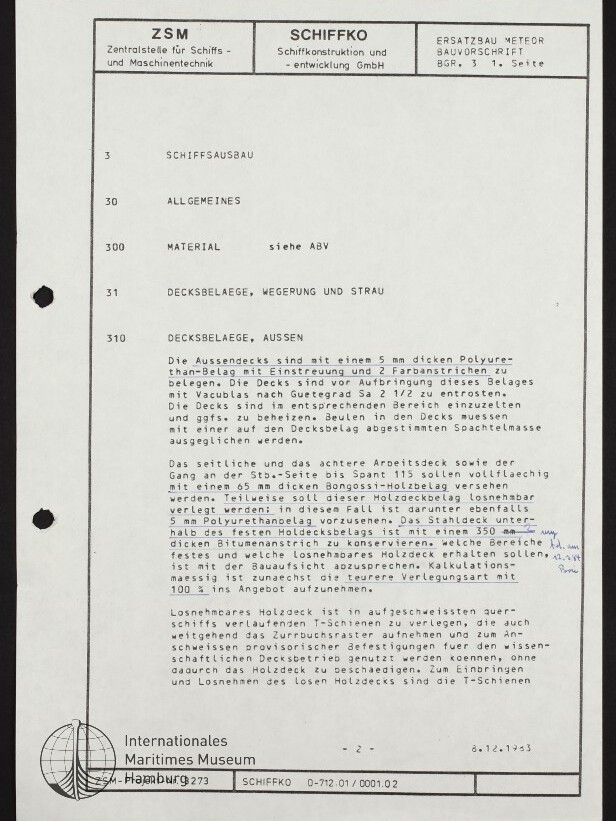 Schwarz-weiß-Fotokopie einer deutschen Schiffbauanweisung mit Kopfzeile 'ZSM SCHIFFKO', Abschnittstiteln wie 'SCHIFFSAUSBAU' und 'DECKSBELEGE, AUSSEN', maschinengeschriebenem Fließtext, Lochstanz links, Stempel des Internationalen Maritimen Museums Hamburg und handschriftlichen Notizen sowie Datumsangabe am unteren Rand.