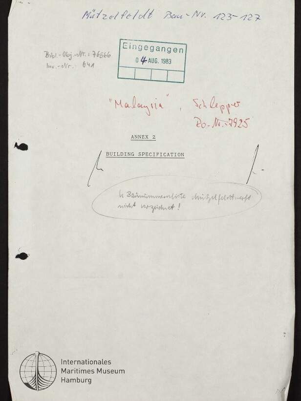 Scan einer Deckseite mit dem Titel ANNEX 2 BUILDING SPECIFICATION, einem grünen Eingangsstempel Eingegangen 04 AUG. 1983, mehreren handschriftlichen Notizen oben in Blau und Rot, einer eingekreisten Bleistiftanmerkung in der Mitte, Lochstanzungen am linken Rand und dem Logo des Internationalen Maritimen Museums Hamburg unten links.