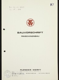 Deckblatt eines weißen Dokuments mit rundem roten Logo oben, mittigem Titel 'BAUVORSCHRIFT' und 'MASCHINENBAU' in schwarzer Schrift, gelochter linker Rand, handschriftlichen Notizen oben links, Stempel 'Nr 7' oben rechts und Firmenname 'FLENDER WERFT' am unteren Rand.