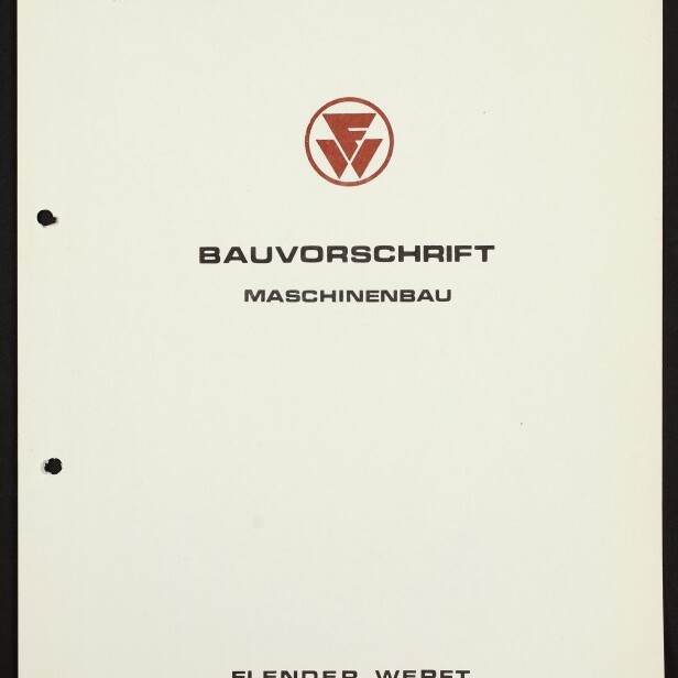 Deckblatt eines weißen Dokuments mit rundem roten Logo oben, mittigem Titel 'BAUVORSCHRIFT' und 'MASCHINENBAU' in schwarzer Schrift, gelochter linker Rand, handschriftlichen Notizen oben links, Stempel 'Nr 7' oben rechts und Firmenname 'FLENDER WERFT' am unteren Rand.