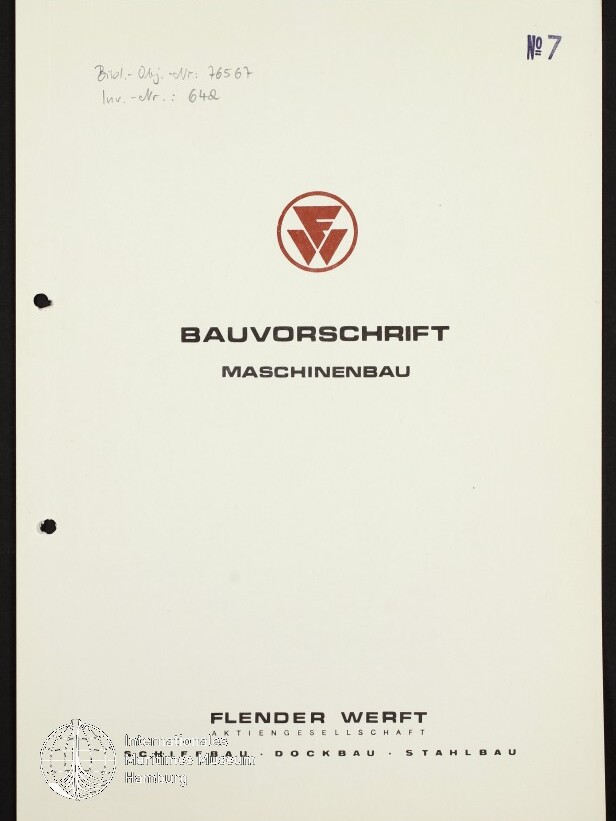 Deckblatt eines weißen Dokuments mit rundem roten Logo oben, mittigem Titel 'BAUVORSCHRIFT' und 'MASCHINENBAU' in schwarzer Schrift, gelochter linker Rand, handschriftlichen Notizen oben links, Stempel 'Nr 7' oben rechts und Firmenname 'FLENDER WERFT' am unteren Rand.