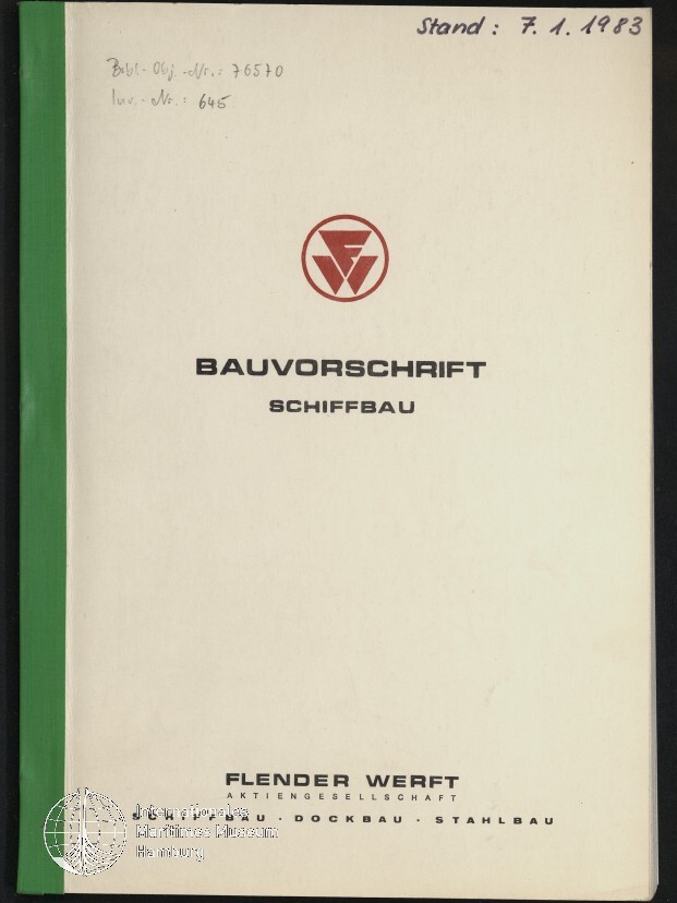 Deckblatt eines technischen Heftes mit grünem Buchrücken, mittig rotem Firmenlogo und Titel ‚BAUVORSCHRIFT SCHIFFBAU‘, handschriftlichem Vermerk ‚Stand: 7.1.1983‘ oben rechts sowie dem Firmennamen ‚FLENDER WERFT‘ unten auf weißem Hintergrund, links unten Stempel des Internationalen Maritimen Museums.