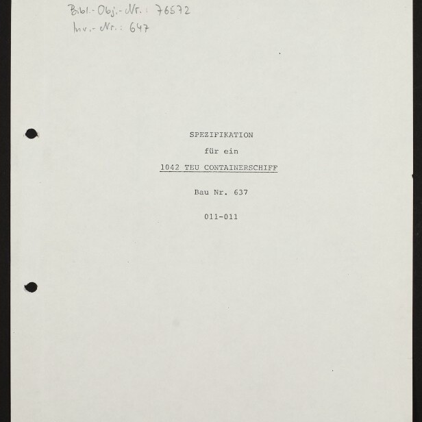 Deckblatt einer Spezifikation der Flender Werft mit der Überschrift ‚Spezifikation für ein 1042 TEU Containerschiff‘, Bau-Nr. 637, handschriftlichen Notizen oben links, zwei Lochungen am linken Rand und dem Logo des Internationalen Maritimen Museums Hamburg unten links.