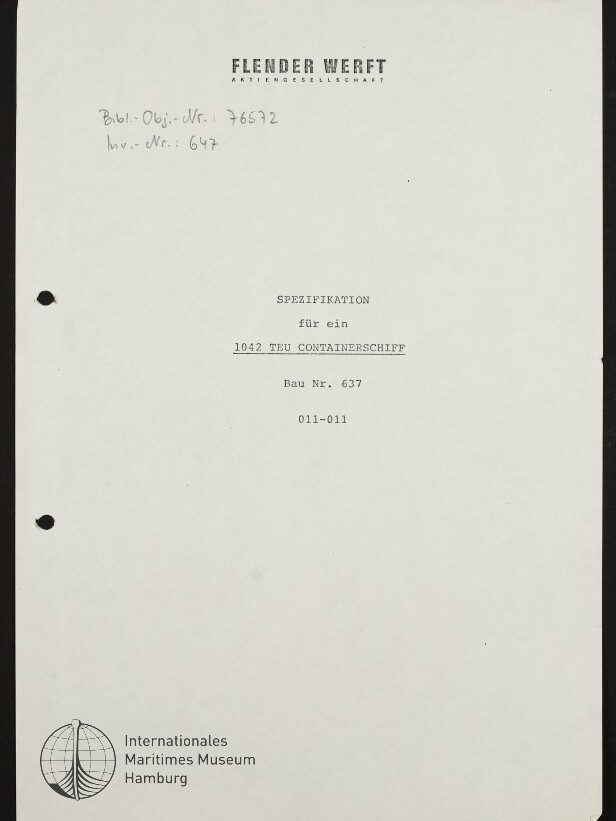 Deckblatt einer Spezifikation der Flender Werft mit der Überschrift ‚Spezifikation für ein 1042 TEU Containerschiff‘, Bau-Nr. 637, handschriftlichen Notizen oben links, zwei Lochungen am linken Rand und dem Logo des Internationalen Maritimen Museums Hamburg unten links.
