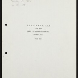 Blatt mit Briefkopf ‚FLENDER WERFT Aktiengesellschaft‘ oben, mittig der getippte Titel ‚SPEZIFIKATION für ein 1190 TEU CONTAINERSCHIFF NEUBAU 638 011-011‘, handschriftliche Bleistiftnotizen oben links, zwei Lochungen am linken Rand und unten links das Logo sowie die Aufschrift ‚Internationales Maritimes Museum Hamburg‘.
