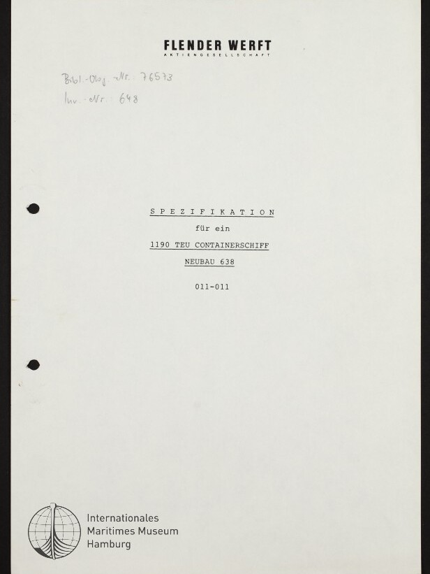 Blatt mit Briefkopf ‚FLENDER WERFT Aktiengesellschaft‘ oben, mittig der getippte Titel ‚SPEZIFIKATION für ein 1190 TEU CONTAINERSCHIFF NEUBAU 638 011-011‘, handschriftliche Bleistiftnotizen oben links, zwei Lochungen am linken Rand und unten links das Logo sowie die Aufschrift ‚Internationales Maritimes Museum Hamburg‘.