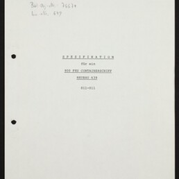 Einseitiges technisches Deckblatt mit dem Briefkopf «FLENDER WERFT Aktiengesellschaft», der zentrierten Überschrift «SPEZIFIKATION für ein 800 FEU CONTAINERSCHIFF NEUBAU 639», handschriftlichen Notizen oben links, zwei Lochungen am linken Rand und dem Logo sowie Schriftzug «Internationales Maritimes Museum Hamburg» unten links.