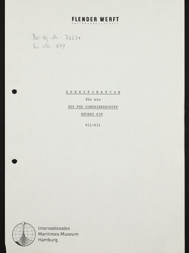 Einseitiges technisches Deckblatt mit dem Briefkopf «FLENDER WERFT Aktiengesellschaft», der zentrierten Überschrift «SPEZIFIKATION für ein 800 FEU CONTAINERSCHIFF NEUBAU 639», handschriftlichen Notizen oben links, zwei Lochungen am linken Rand und dem Logo sowie Schriftzug «Internationales Maritimes Museum Hamburg» unten links.