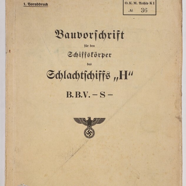 Vergilbtes Deckblatt einer deutschen Dienstvorschrift von 1939 mit Frakturschrifttitel „Bauvorschrift für den Schiffskörper des Schlachtschiffs ‚H‘ B.B.V.-S“, einem nationalsozialistischen Reichsadler mit Hakenkreuz, Dienststempeln, handschriftlichen Anmerkungen und einem Museumswasserzeichen.