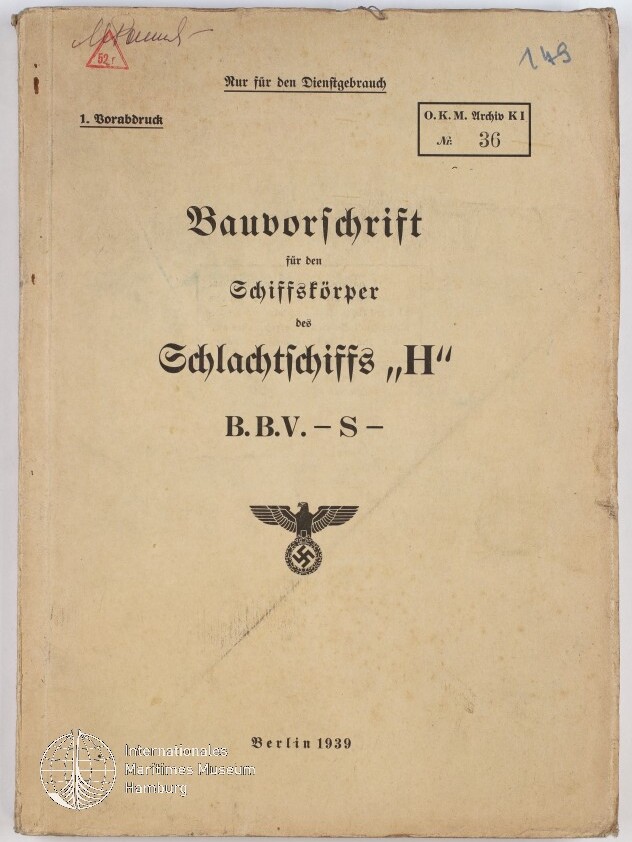 Vergilbtes Deckblatt einer deutschen Dienstvorschrift von 1939 mit Frakturschrifttitel „Bauvorschrift für den Schiffskörper des Schlachtschiffs ‚H‘ B.B.V.-S“, einem nationalsozialistischen Reichsadler mit Hakenkreuz, Dienststempeln, handschriftlichen Anmerkungen und einem Museumswasserzeichen.
