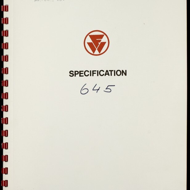 Weißes, spiralgebundenes Deckblatt eines Dokuments mit rotem Firmenlogo oben, der gedruckten Überschrift 