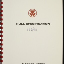 Deckblatt eines spiralgebundenen Dokuments mit rotem Firmenlogo oben, der Überschrift „HULL SPECIFICATION“, einer blauen Stempel-Nummer „647/48“, handschriftlichen Inventarnummern oben links und dem Schriftzug „FLENDER WERFT AKTIENGESELLSCHAFT“ unten.