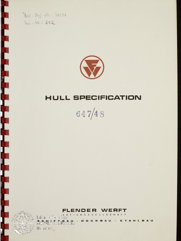 Deckblatt eines spiralgebundenen Dokuments mit rotem Firmenlogo oben, der Überschrift „HULL SPECIFICATION“, einer blauen Stempel-Nummer „647/48“, handschriftlichen Inventarnummern oben links und dem Schriftzug „FLENDER WERFT AKTIENGESELLSCHAFT“ unten.