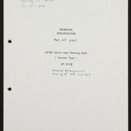 Titelblatt einer technischen Spezifikation der Werft FLENDER WERFT mit der Überschrift TECHNICAL SPECIFICATION, handschriftlicher Notiz «Hull No 640», dem Text «15 000 metric tons Floating Dock (Caisson Type)», drei Lochungen am linken Rand und Logo sowie Schriftzug des Internationalen Maritimen Museums Hamburg unten links.