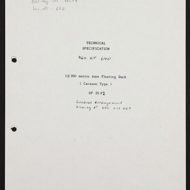 Titelblatt einer technischen Spezifikation der Werft FLENDER WERFT mit der Überschrift TECHNICAL SPECIFICATION, handschriftlicher Notiz «Hull No 640», dem Text «15 000 metric tons Floating Dock (Caisson Type)», drei Lochungen am linken Rand und Logo sowie Schriftzug des Internationalen Maritimen Museums Hamburg unten links.