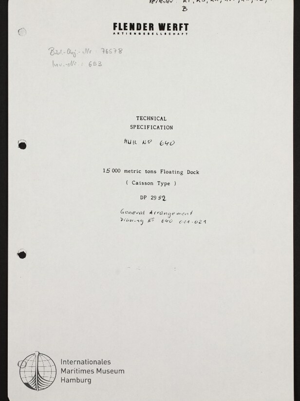 Titelblatt einer technischen Spezifikation der Werft FLENDER WERFT mit der Überschrift TECHNICAL SPECIFICATION, handschriftlicher Notiz «Hull No 640», dem Text «15 000 metric tons Floating Dock (Caisson Type)», drei Lochungen am linken Rand und Logo sowie Schriftzug des Internationalen Maritimen Museums Hamburg unten links.