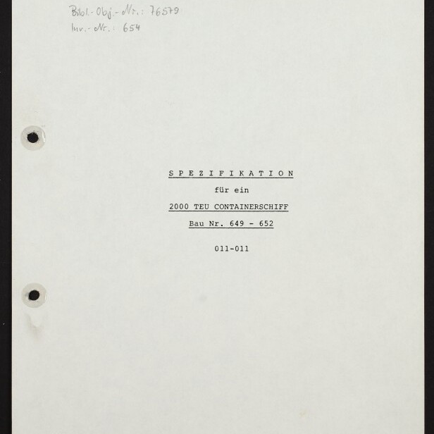 Ein einseitiges Werftdokument mit der Überschrift «Flender Werft» und dem Titel «Spezifikation für ein 2000 TEU Containerschiff», zwei Lochungen am linken Rand, handschriftlicher Vermerk oben links und Logo des Internationalen Maritimen Museums Hamburg unten links.