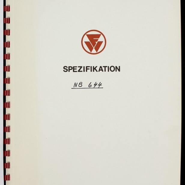 Titelseite eines spiralgebundenen Dokuments mit rotem kreisförmigen Firmenlogo oben, dem gedruckten Titel 'SPEZIFIKATION', handschriftlicher Eintragung 'NB 644' in der Mitte, roter Kunststoffbindung links sowie Firmenname und Museumsstempel am unteren Rand.