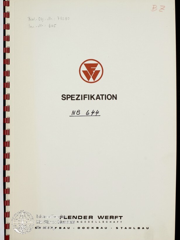 Titelseite eines spiralgebundenen Dokuments mit rotem kreisförmigen Firmenlogo oben, dem gedruckten Titel 'SPEZIFIKATION', handschriftlicher Eintragung 'NB 644' in der Mitte, roter Kunststoffbindung links sowie Firmenname und Museumsstempel am unteren Rand.