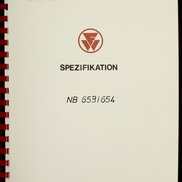 Weiße Titelseite eines spiralgebundenen Dokuments mit rotem Kreislogo oberhalb der Überschrift SPEZIFIKATION, mittig gedruckter Kennzeichnung NB 653/654, handschriftlichen Notizen oben links und Firmenname mit Stempel unten links.