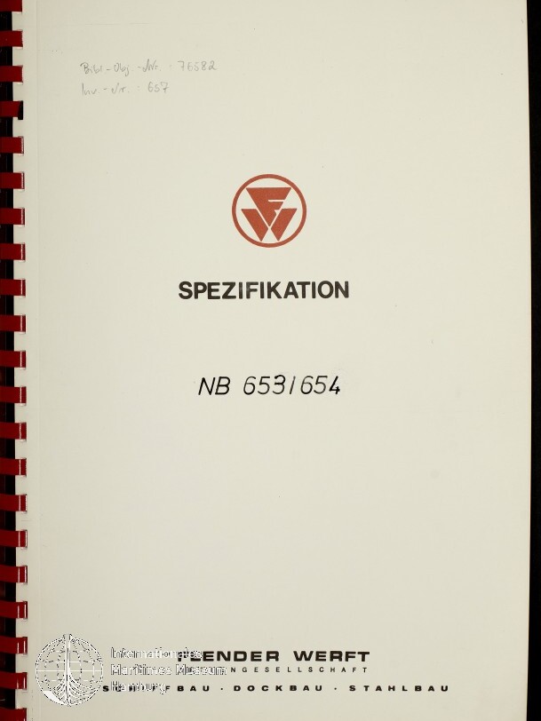 Weiße Titelseite eines spiralgebundenen Dokuments mit rotem Kreislogo oberhalb der Überschrift SPEZIFIKATION, mittig gedruckter Kennzeichnung NB 653/654, handschriftlichen Notizen oben links und Firmenname mit Stempel unten links.