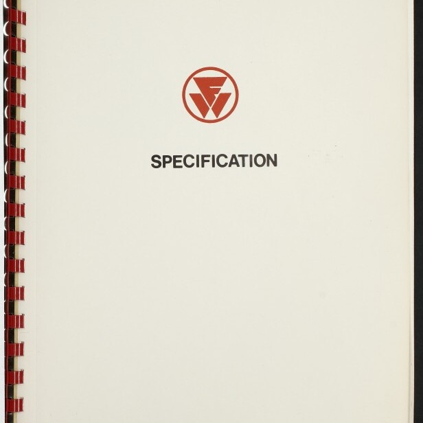 Weißes, spiralgebundenes Deckblatt einer technischen Broschüre mit rotem Kreislogo und stilisierten Dreiecken oben, dem Schriftzug SPECIFICATION in schwarzer Großschrift mittig, roter Kunststoffbindung links, handschriftlichen Zahlen oben links und kleinem Firmenaufschrift ‚Flender Werft‘ am unteren Rand.