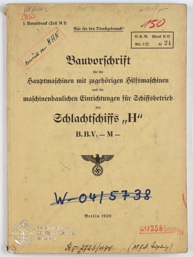 Vergilbtes Deckblatt einer deutschen Schiffstechnik-Vorschrift von 1939 mit dem Titel „Bauvorschrift … für das Schlachtschiff ‚H‘“, Hoheitsadler mit Hakenkreuz, handschriftlichen Vermerken und Stempeln (rote Zahl 150, blauer Schriftzug W‑0415738) sowie Museumswasserzeichen unten links.