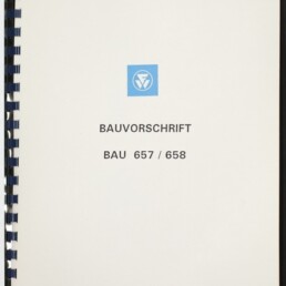 Deckblatt eines spiralgebundenen weißen Dokuments mit Plastikbindung links, blauem Firmenlogo oben, dem Titel „BAUVORSCHRIFT BAU 657 / 658“ in schwarzer Schrift, einem Firmennamen am unteren Rand sowie handschriftlichen Notizen oben links und einem Stempel unten links.