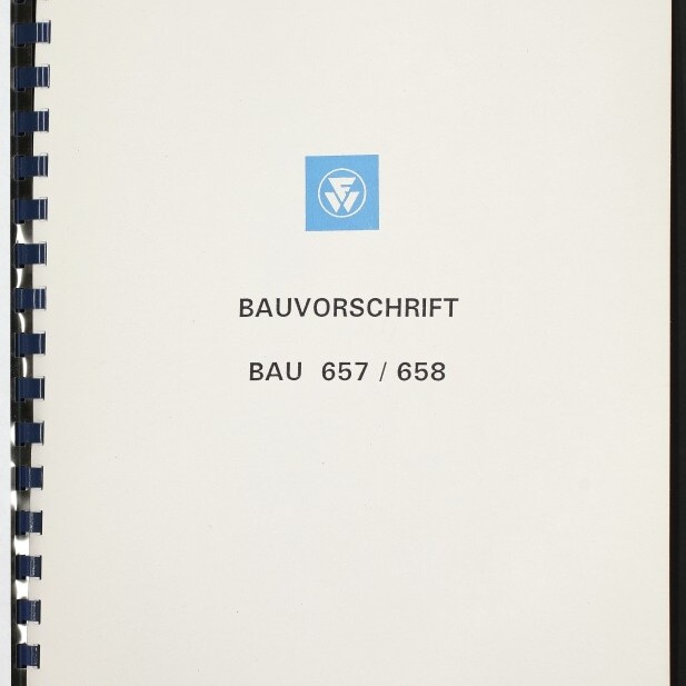 Deckblatt eines spiralgebundenen weißen Dokuments mit Plastikbindung links, blauem Firmenlogo oben, dem Titel „BAUVORSCHRIFT BAU 657 / 658“ in schwarzer Schrift, einem Firmennamen am unteren Rand sowie handschriftlichen Notizen oben links und einem Stempel unten links.