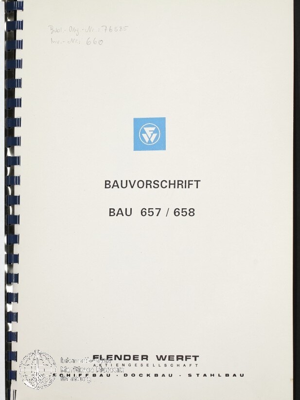 Deckblatt eines spiralgebundenen weißen Dokuments mit Plastikbindung links, blauem Firmenlogo oben, dem Titel „BAUVORSCHRIFT BAU 657 / 658“ in schwarzer Schrift, einem Firmennamen am unteren Rand sowie handschriftlichen Notizen oben links und einem Stempel unten links.