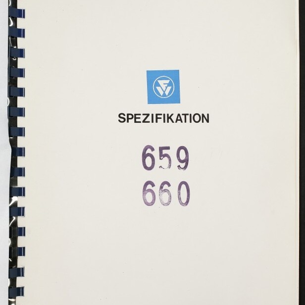 Spiralgebundener weißer Umschlag eines Dokuments mit blauem Logo oben, dem Titel „SPEZIFIKATION“, großen lila Stempelzahlen „659“ und „660“, dem Firmennamen Flender Werft unten und handschriftlichen Notizen in der oberen Ecke.