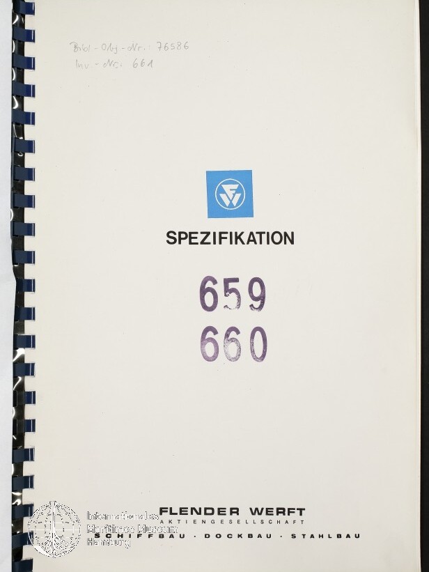 Spiralgebundener weißer Umschlag eines Dokuments mit blauem Logo oben, dem Titel „SPEZIFIKATION“, großen lila Stempelzahlen „659“ und „660“, dem Firmennamen Flender Werft unten und handschriftlichen Notizen in der oberen Ecke.