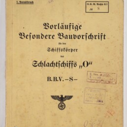 Vergilbtes Deckblatt eines 1941 in Berlin gedruckten deutschen Marineschriftstücks mit schwarzer Frakturschrift „Vorläufige Besondere Bauvorschrift für den Schiffskörper des Schlachtschiffs ‚O‘“, mehreren Stempeln und handschriftlichen Vermerken sowie einem schwarzen Reichsadler mit Hakenkreuz und einem Museumswasserzeichen unten links.