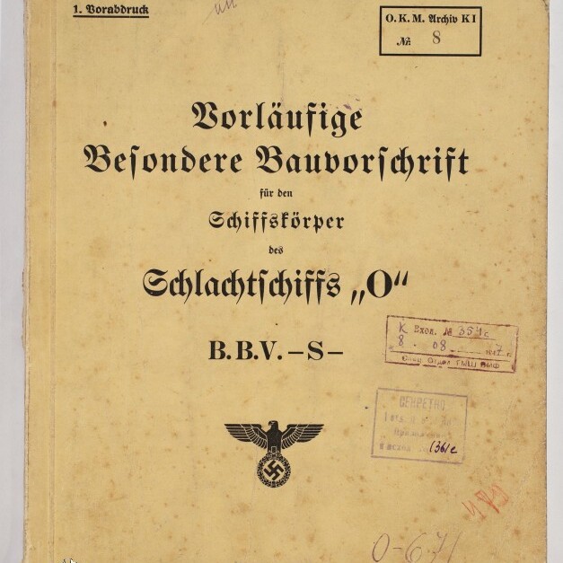 Vergilbtes Deckblatt eines 1941 in Berlin gedruckten deutschen Marineschriftstücks mit schwarzer Frakturschrift „Vorläufige Besondere Bauvorschrift für den Schiffskörper des Schlachtschiffs ‚O‘“, mehreren Stempeln und handschriftlichen Vermerken sowie einem schwarzen Reichsadler mit Hakenkreuz und einem Museumswasserzeichen unten links.